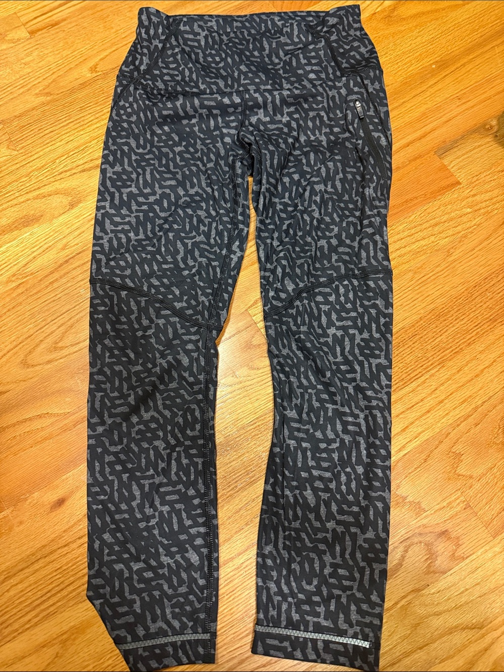 Lululemon cropped Black & Gray Patterned Active Leggings size 4